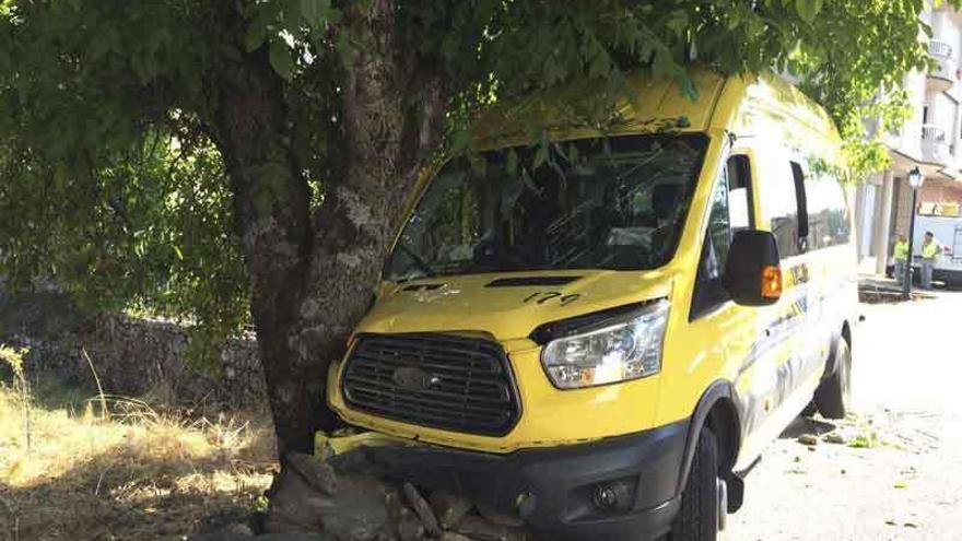 El microbús empotrado tras salirse de la carretera en El Puente de Sanabria.