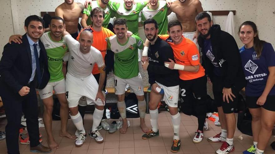 Los jugadores del Palma posan en el vestuario tras el partido de anoche.