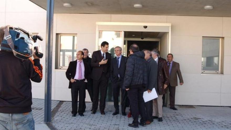 Guisasola (segundo por la derecha) observa uno de los nuevos sistemas instalados en el centro de salud.