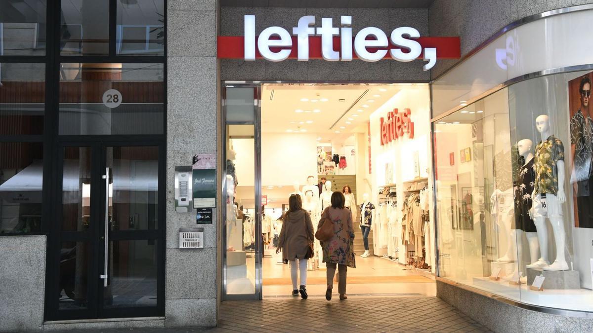 Fachada de la tienda de Lefties en la calle Torreiro de A Coruña que estuvo abierta entre 2009 y 2018. |  Carlos Pardellas