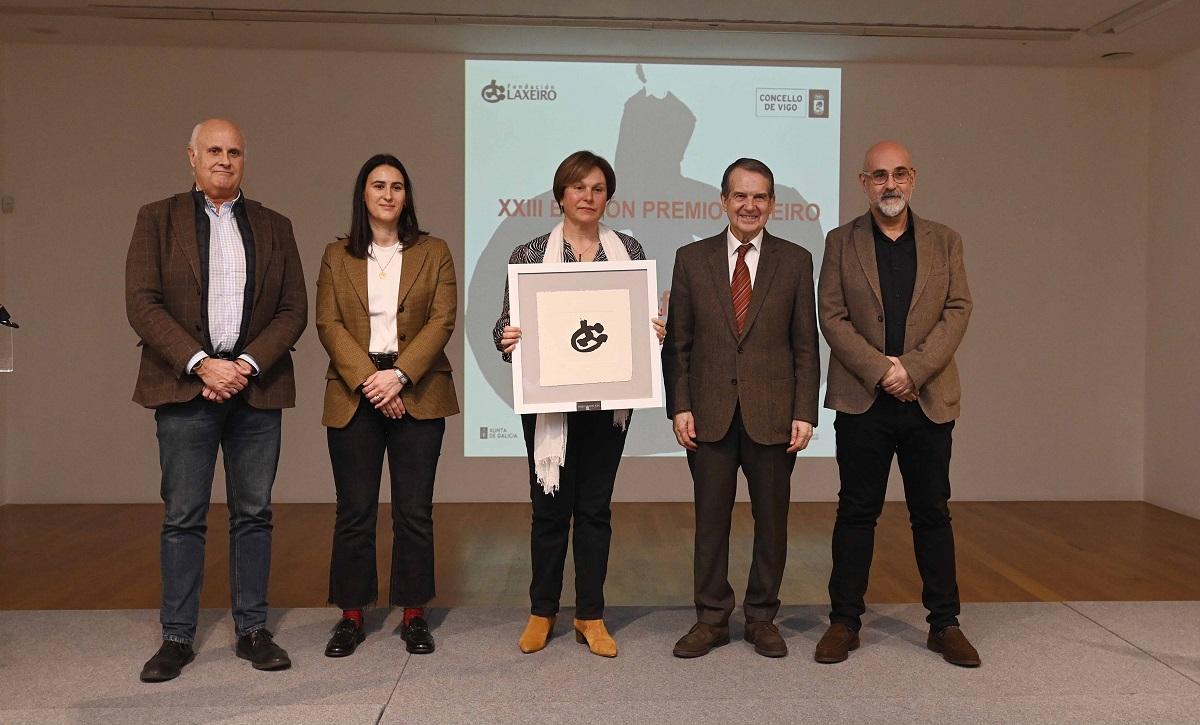 Dende a esquerda, Carlos García-Suárez , Paula García-Suárez Fernández, An Alfaya, Abel Caballero y Francisco Castro, no acto de entrega do Premio Laxeiro.