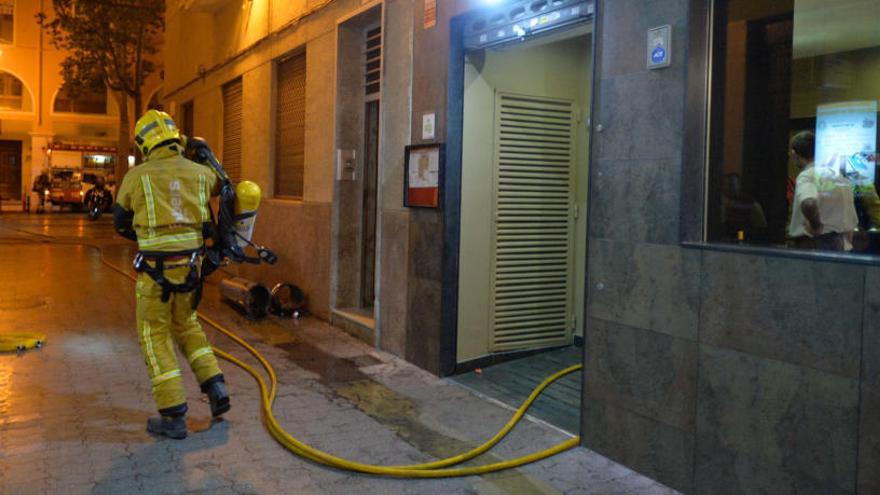Un pequeño incendio del extractor  de un restaurante moviliza a Bomberos en el centro de Elche