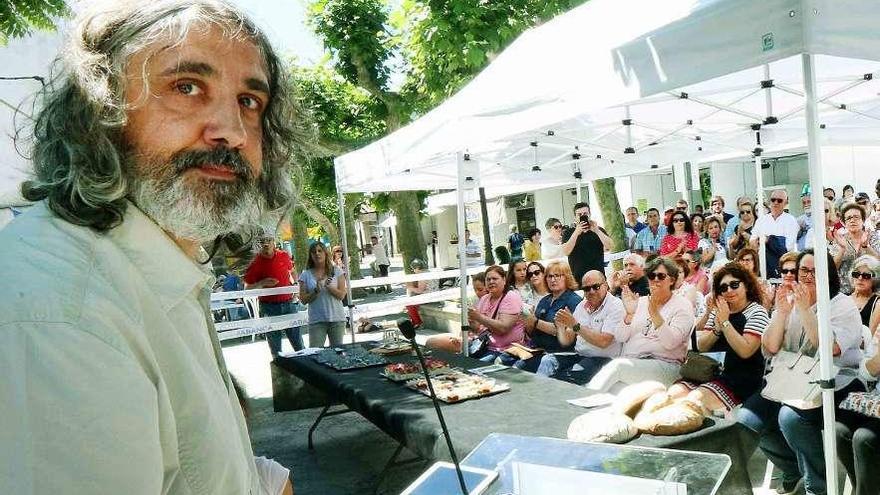 Carlos Álvarez, en el momento del pregón. En primera fila la alcaldesa, Eva García de la Torre. // Hernández