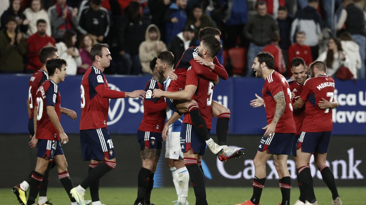 Los jugadores del Osasuna celebran el único gol del partido.