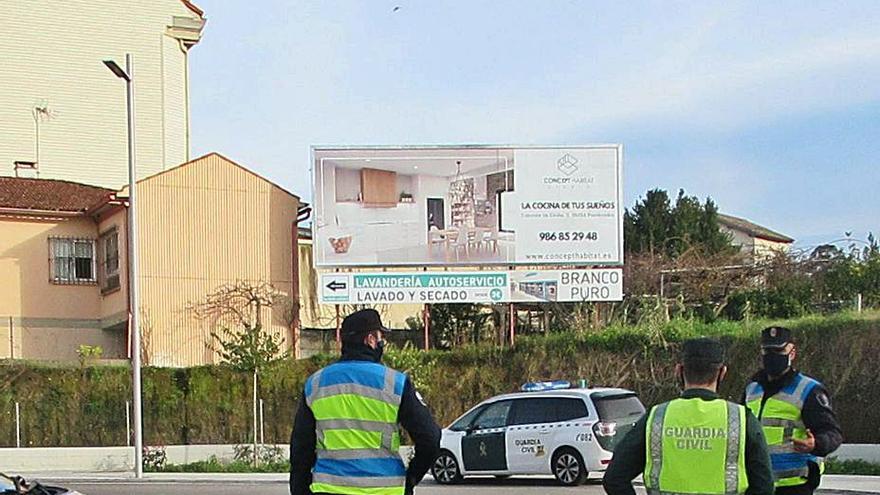 Un control de la Guardia Civil y la Policía Local de Sanxenxo. | // G.C.