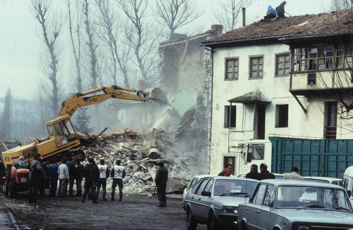 Una piqueta derriba una de las casas de Riaño en julio de 1987.