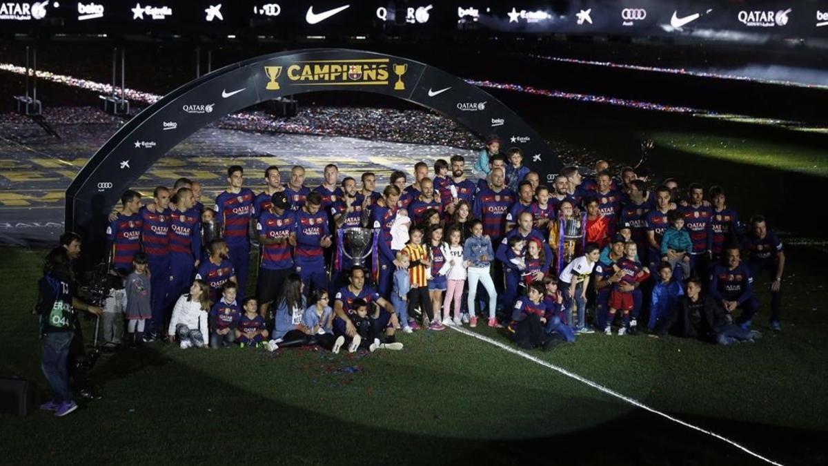 Foto de familia del Barça campeón en la fiesta del Camp Nou.
