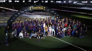 Fiesta en el Camp Nou sin Messi ni Suárez