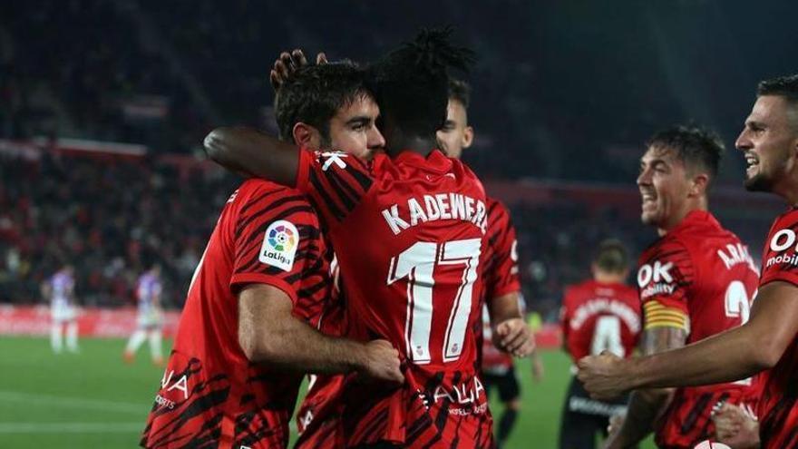 Kadewere felicita a Abdón tras su gol.