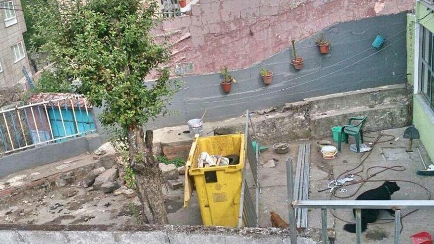 Patio de una vivienda de la rúa do Busto en el que se guardan los canes. // Santos Álvarez