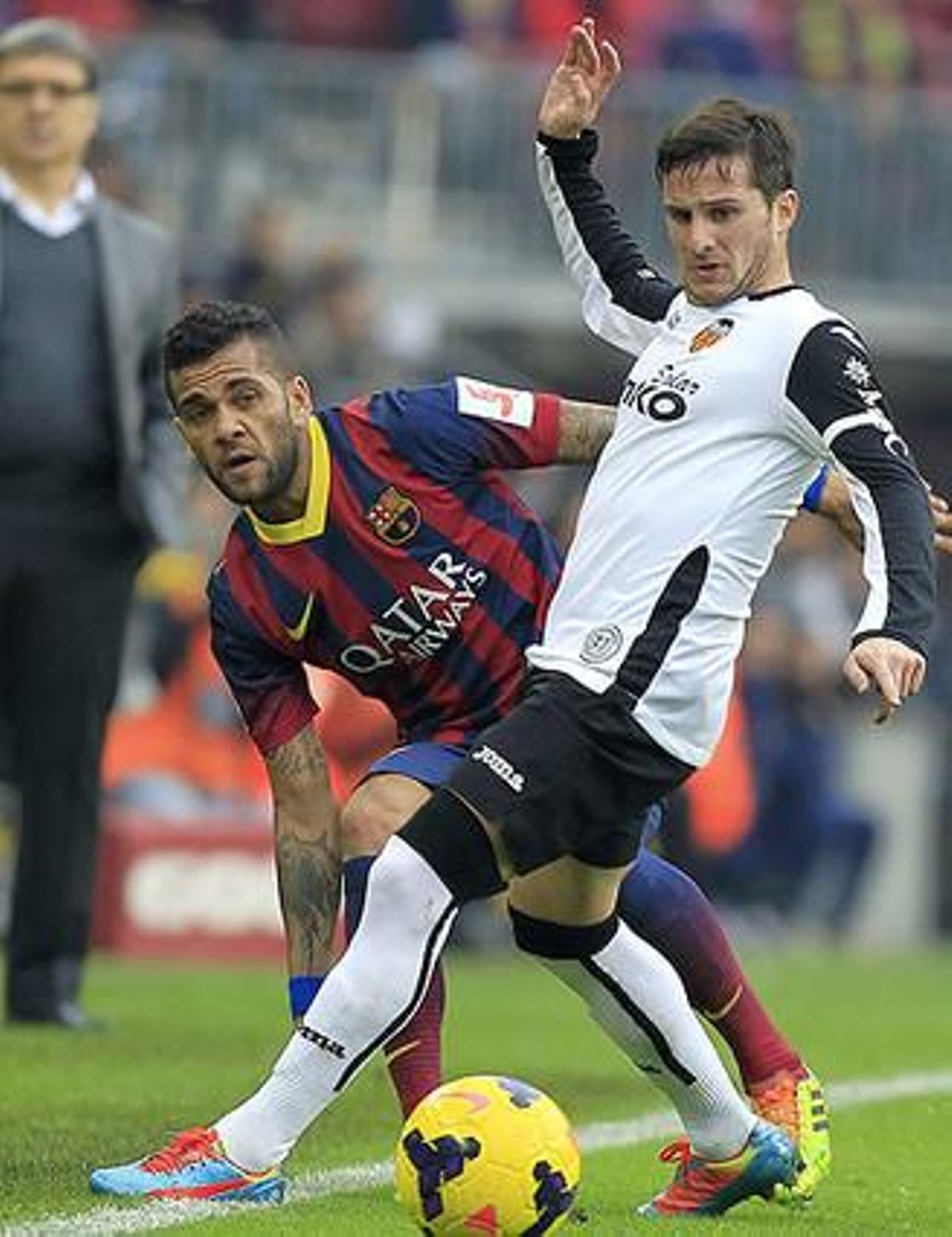 Daniel Alves lluita per una pilota amb Pablo Piatti, durant el partit que ha enfrontat el Barça amb el València al Camp Nou.
