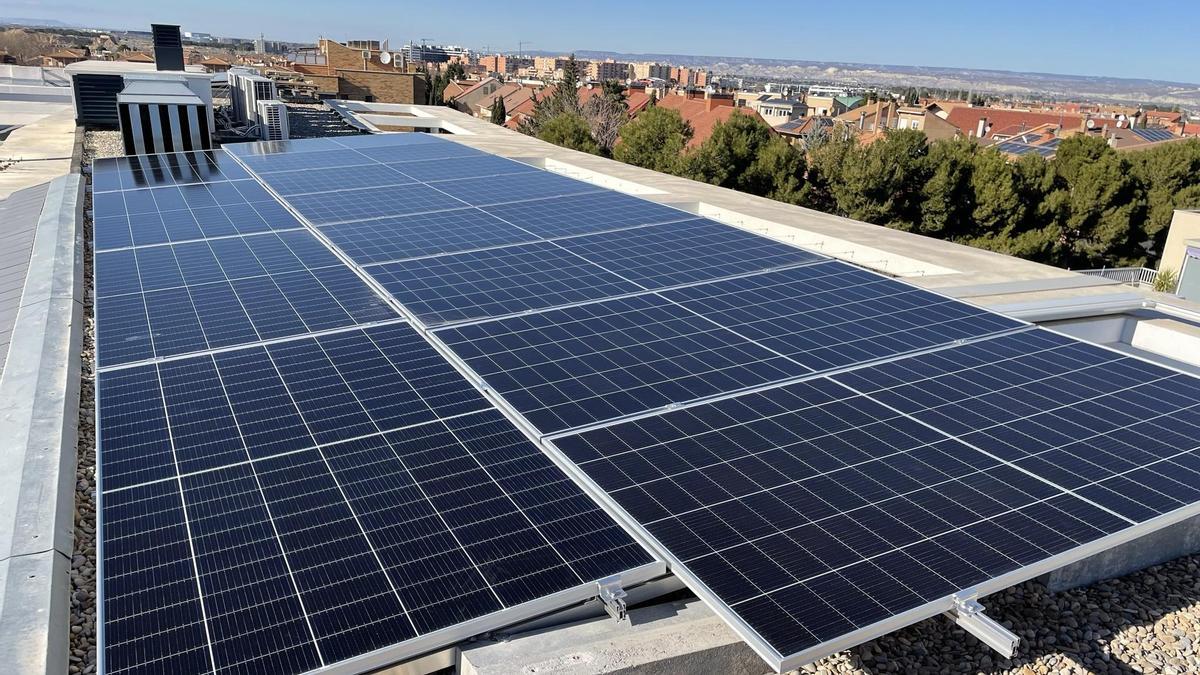 La energía solar fotovoltaica es más respetuosa con el medio ambiente y contribuye a un ahorro en la factura.