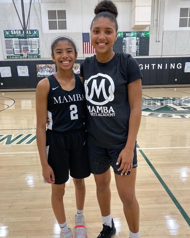 Gianna Maria-Onore Bryant posa junto a una compañera del Mamba Sports Academy Azzi Fudd en octubre del 2019 durante un entreno.