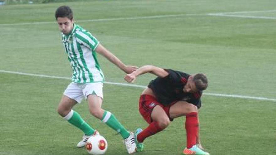 Moyita durante un partido la pasada temporada con el Betis B.