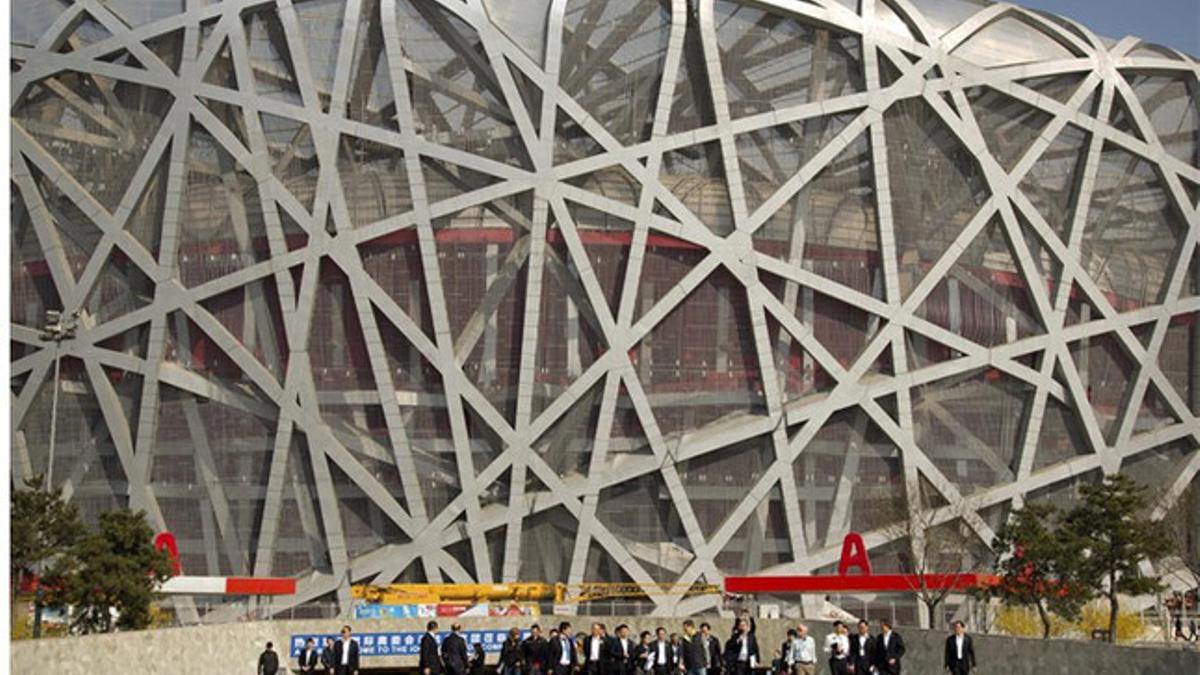 Miembros del COI visitan el Estadio Olímpico del Nido en Pekín