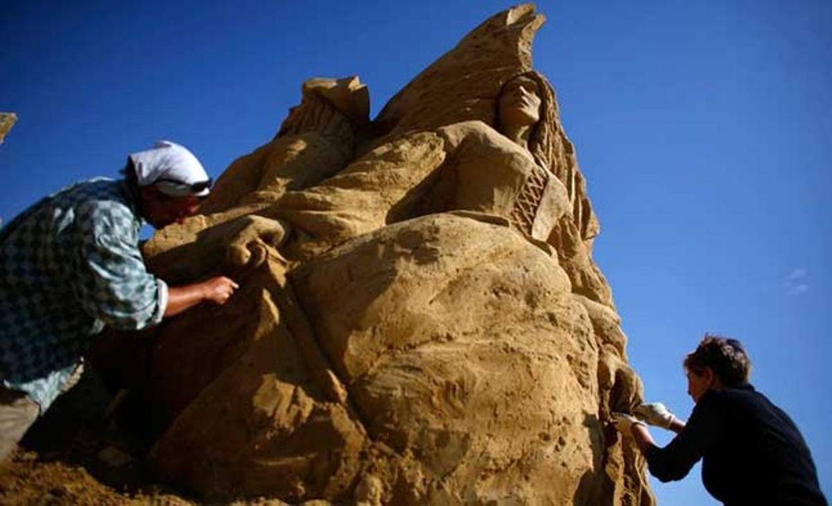 Uns artistes fan els retocs finals a la seva obra abans de l’obertura oficial del Festival Internacional d’Escultures de Sorra a la ciutat costanera del Mar Negre Burgas, a uns 390 km a l’est de la capital Sofia (Bulgària).