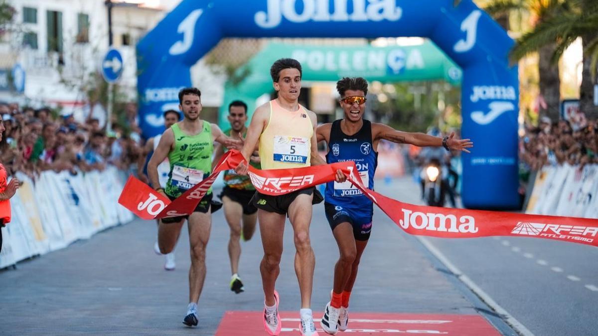 El atleta isleño entrando en meta en segunda posición.