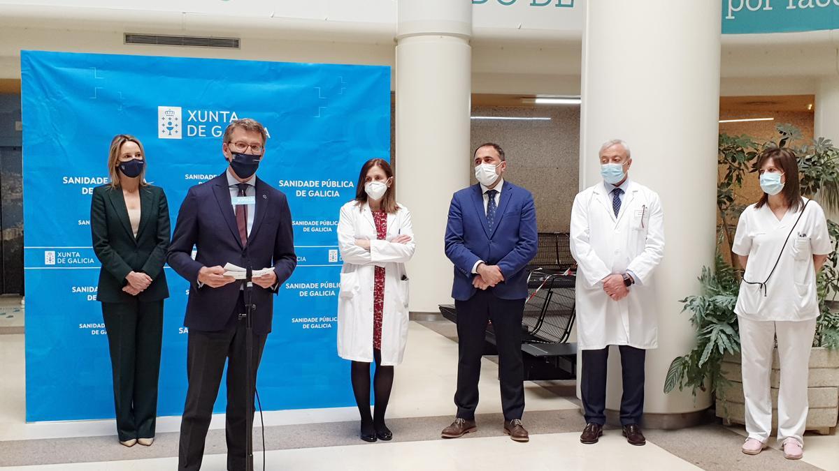 Alberto Núñez Feijóo en su visita al Meixoeiro, con el conselleiro de Sanidade, Julio García Comesaña, y la jefa del área de Radioterapia, la doctora Rosa Mallo., .