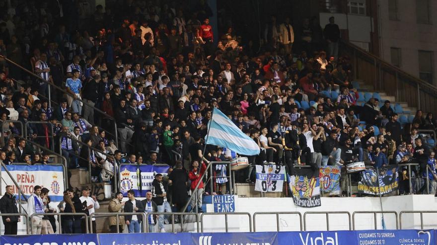 Los aficionados del Avilés animan a su equipo en el Suárez Puerta en el encuentro del pasado viernes ante el Arenas de Getxo. | MIKI LÓPEZ