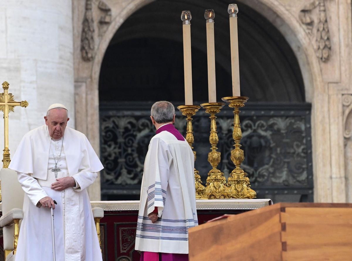 El Papa Francisco reza junto al ataúd del Papa Emérito Benedicto XVI durante su misa fúnebre en la plaza de San Pedro.