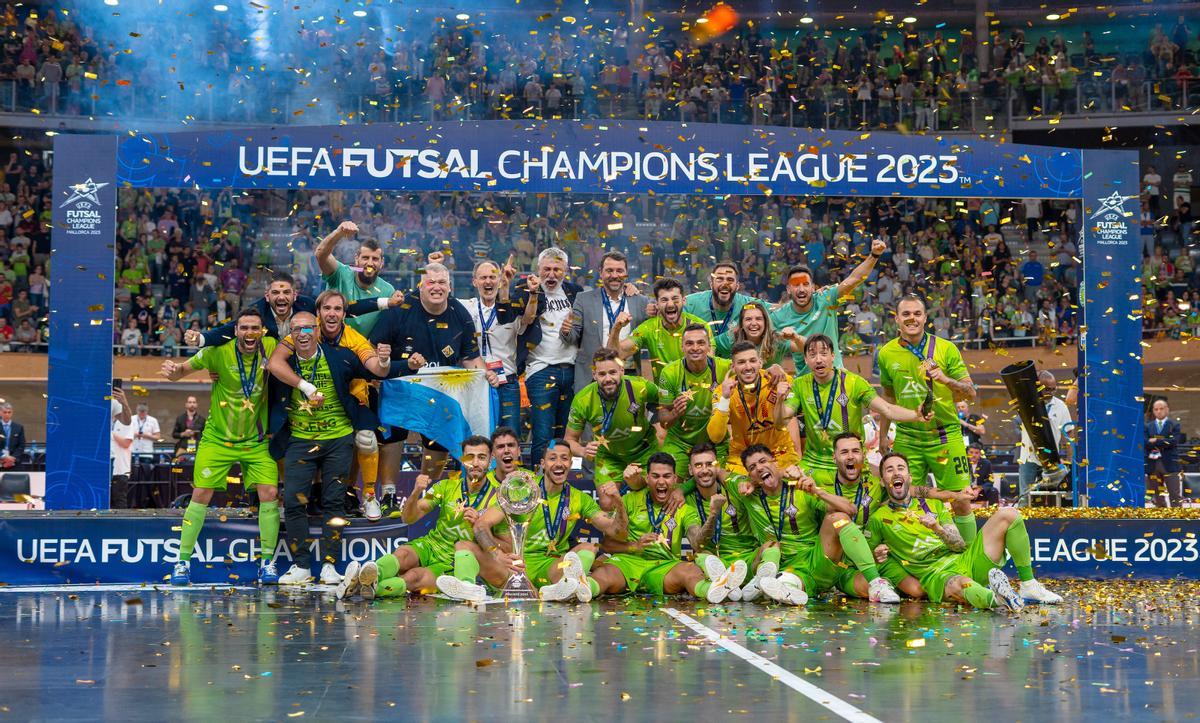 Foto de familia del Palma Futsal tras ganar la Champions