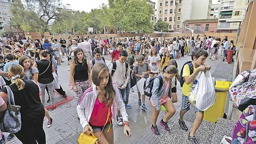 Alumnos entrando a clase en su primer día del curso.