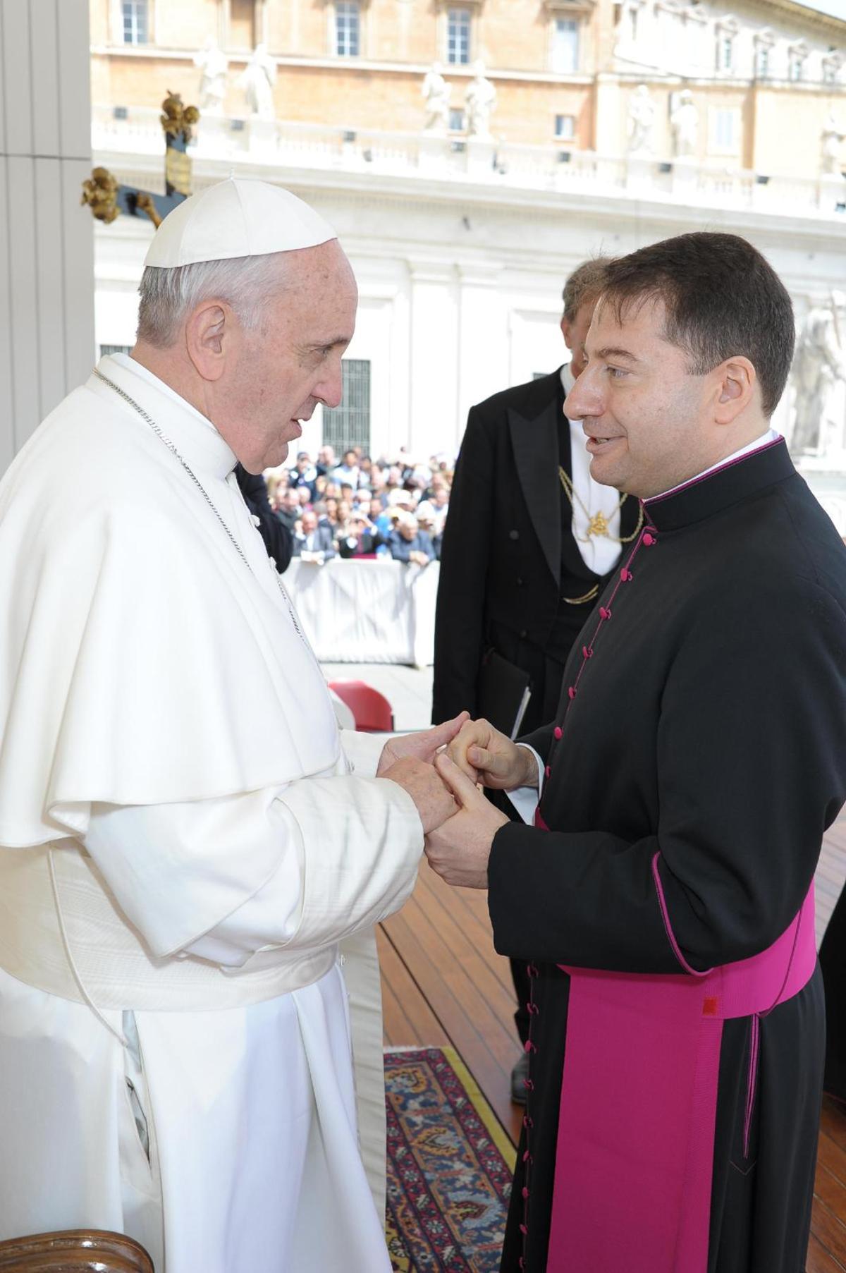 El sacerdote de Elda Carlos Mendiola saluda al papa Francisco en El Vaticano