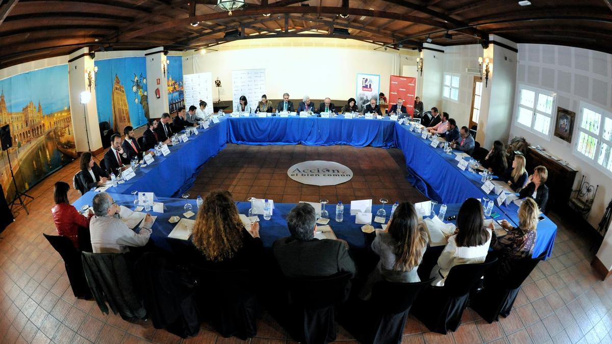 Cerca de 40 empresarios y directivos han participado en el segundo desayuno de la Cátedra Acción por el bien común. / El Correo