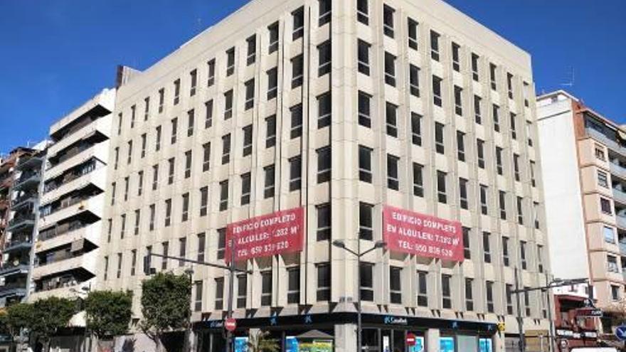 Imagen del edificio, en el cruce de la Avenida del Puerto y Cardenal Benlloch, de València.