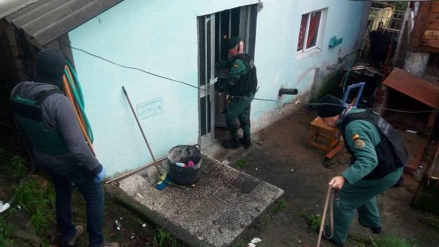 El registro de la redada de ayer en O Vao por los agentes de la Guardia Civil. // FdV