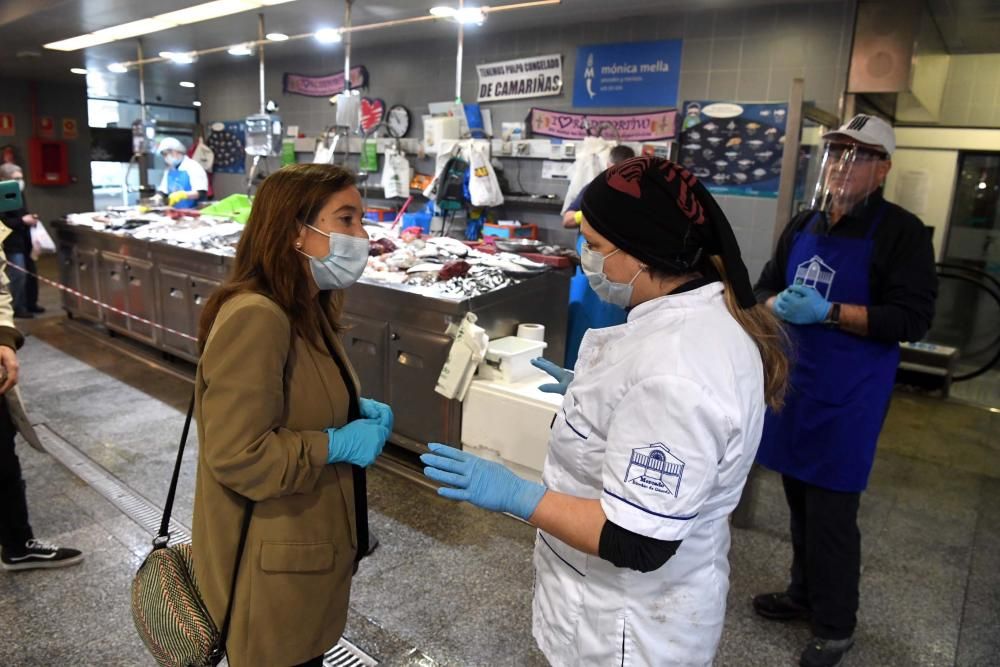 La alcaldesa Inés Rey visita los mercados municipales de Eusebio da Garda y San Agustín.