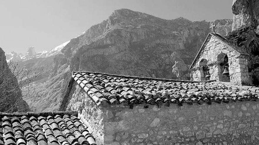 Iglesia de San Pedro, en Camarmeña, uno de los bienes del concejo que se incorporan al Patrimonio Cultural.