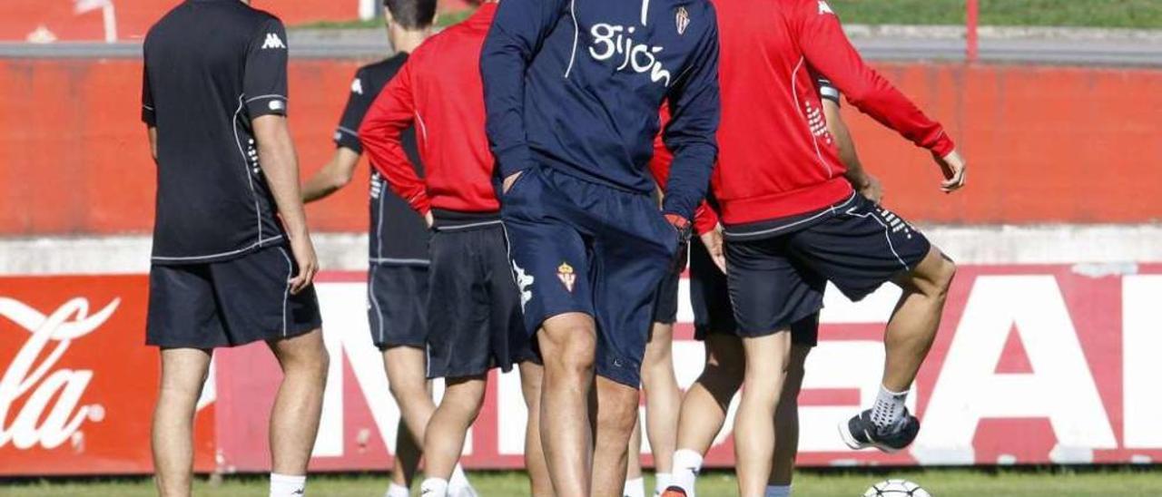 Abelardo se dispone a golpear el balón durante una fase del entrenamiento de ayer en Mareo.