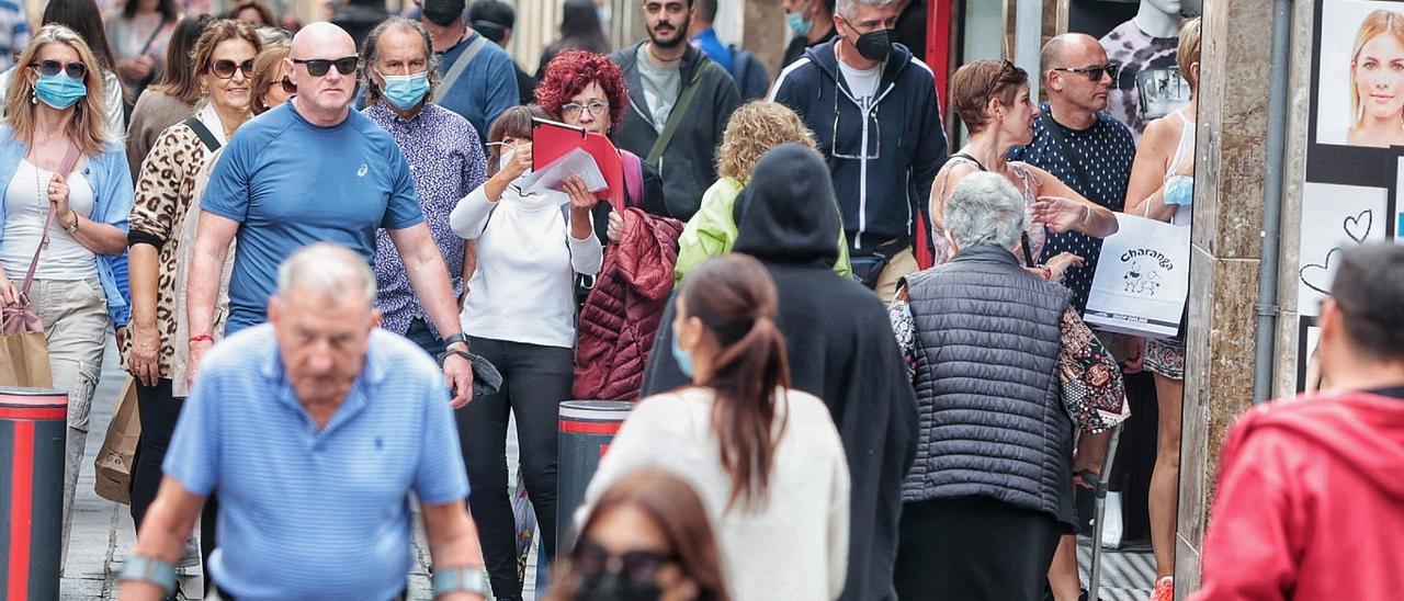 Un grupo de personas paseando tras el fin de las restricciones en Canarias.