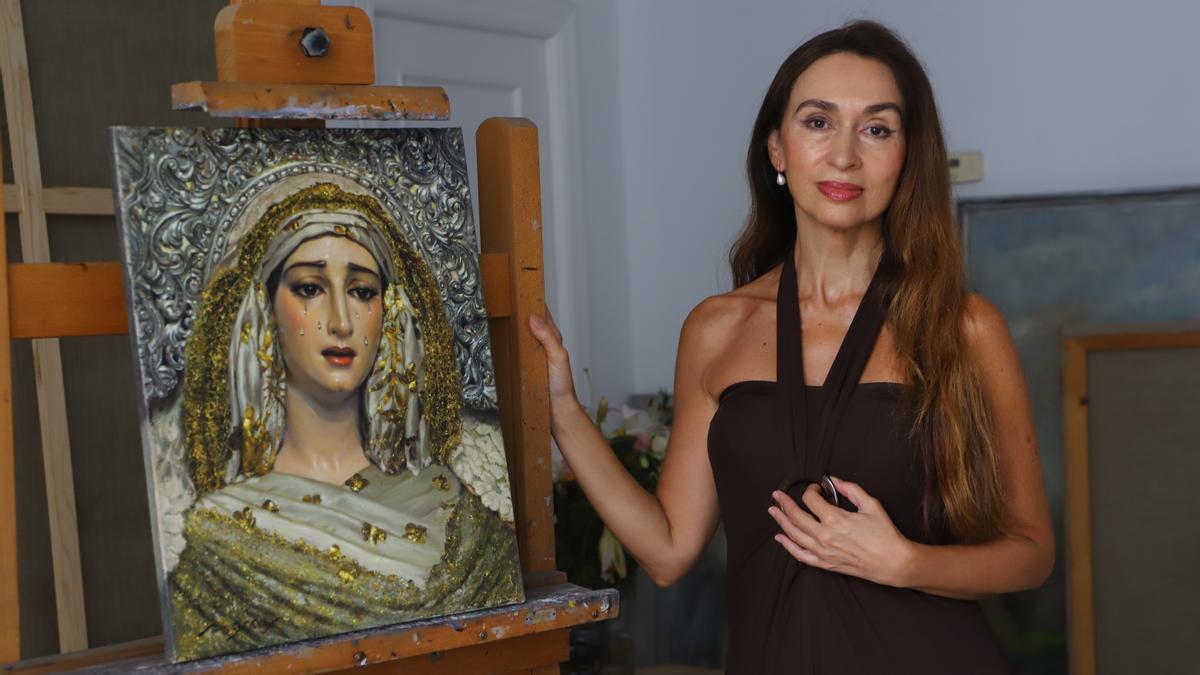 La pintora María José Ruiz posa junto al cuadro.