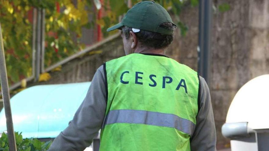 Un operario de la empresa Cespa, trabajando en una franja verde del barrio de A Ponte. // Iñaki Osorio