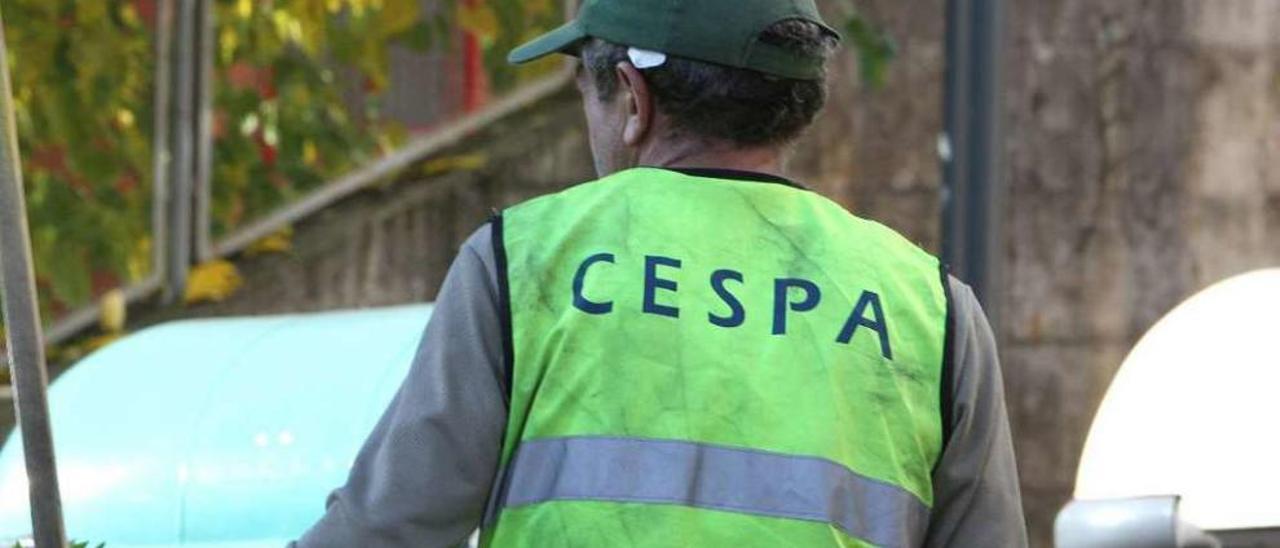 Un operario de la empresa Cespa, trabajando en una franja verde del barrio de A Ponte. // Iñaki Osorio