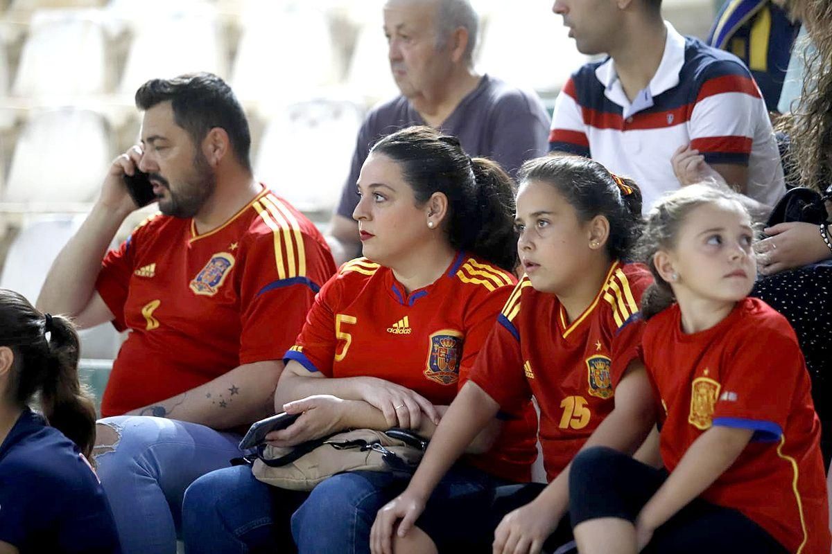 Aficionados en las gradas de El Arcángel en el amistoso España-Suecia.