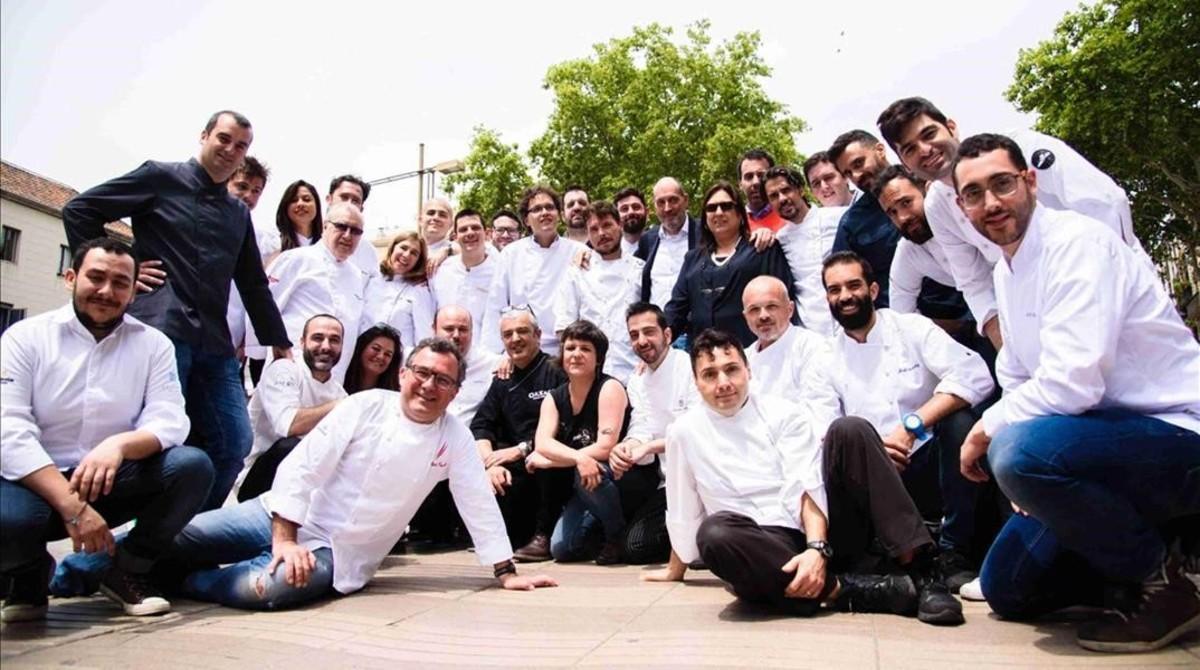 Chefs y organizadores, junto a la concejala Gala Pin, en el centro. Chefs y organizadores, junto a la concejala Gala Pin, en el centro.
