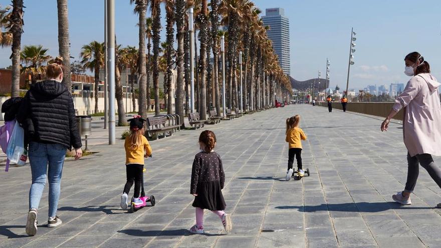 Paseo familiar en Barcelona en el primer dÃ­a de salida de los niÃ±os.