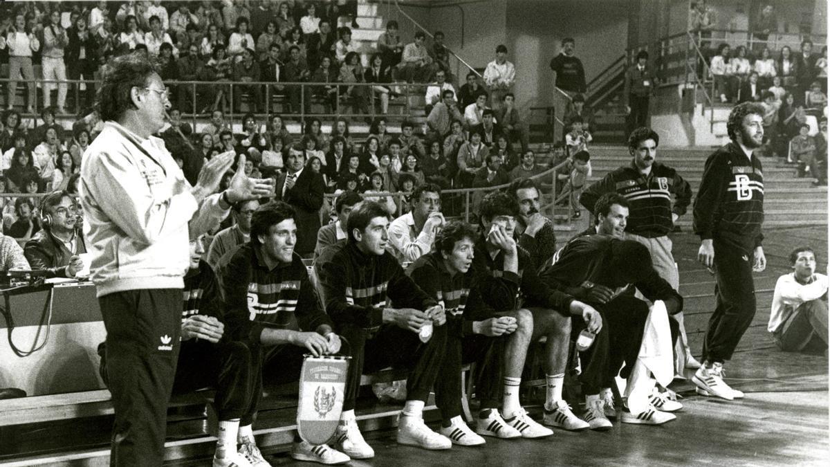 Antonio Díaz-Miguel, a la izquierda, con la selección española en una foto de archivo