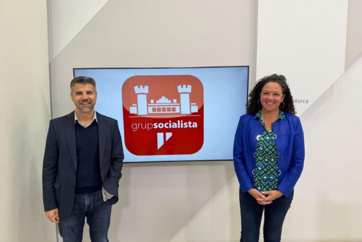 Los portavoces del PSOE en el Consell de Mallorca, Javier de Juan y Catalina Cladera.