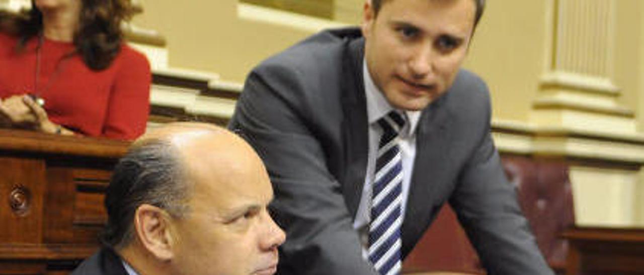 Castellano (de pie), junto a Barragán en el Parlamento en enero de 2015.