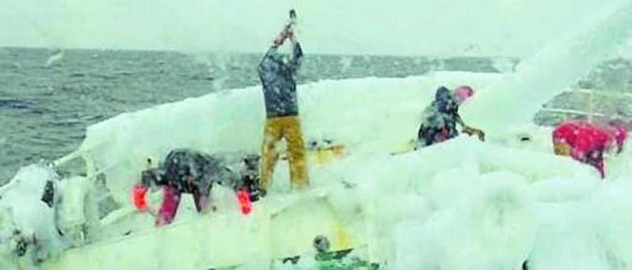 Marineros retirando hielo del ‘Villa de Pitanxo’.