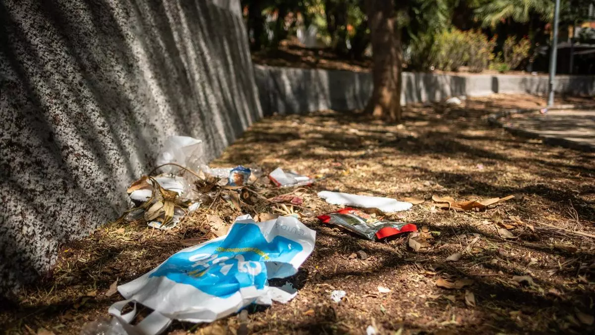 Parques de segunda mano, suelos levantados y hasta un rastro ilegal: la inseguridad crece en la Cruz del Señor