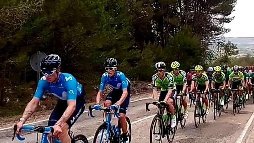 Dos ciclistas del Movistar Team lideran el pelotón en la etapa de ayer.