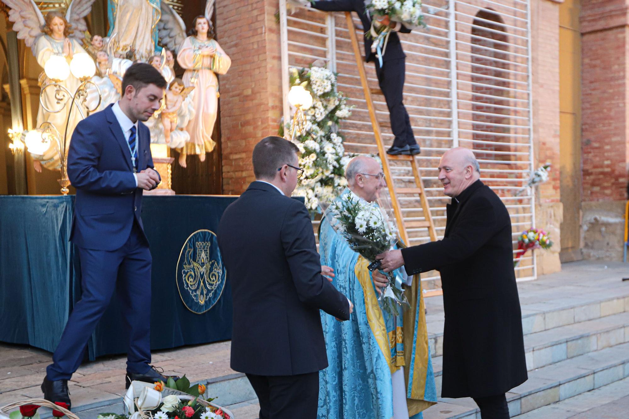 Más de 70 entidades y asociaciones participan en la multitudinaria ofrenda a la patrona que vistió de flores la fachada de iglesia de la Inmaculada Concepción