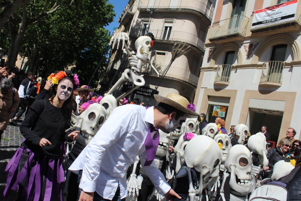 La rua escolar de la Santa Creu torna a enlluernar