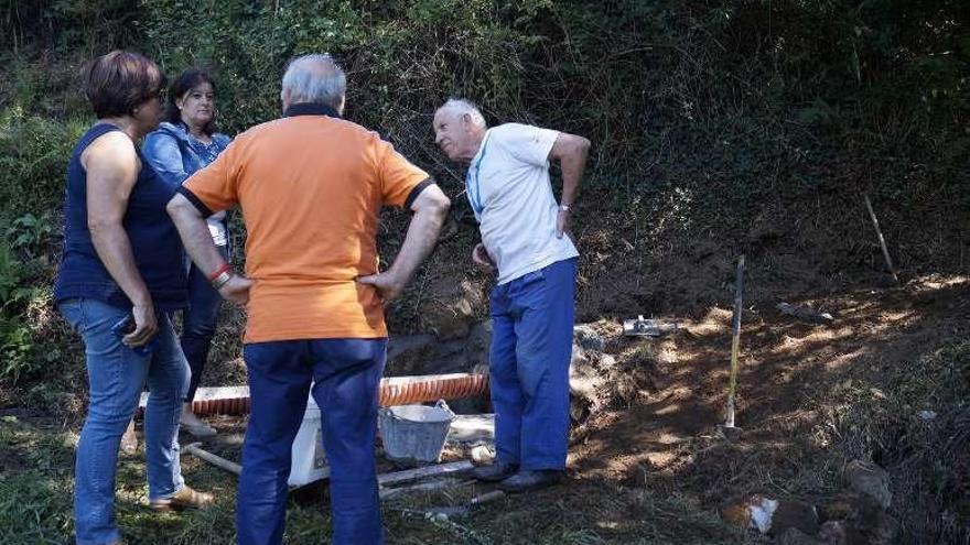 Trabajos para recuperar el manantial de San Mamede, en Quintela.