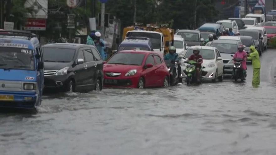 Las inundaciones causan problemas de tráfico y en un aeropuerto en Yakarta